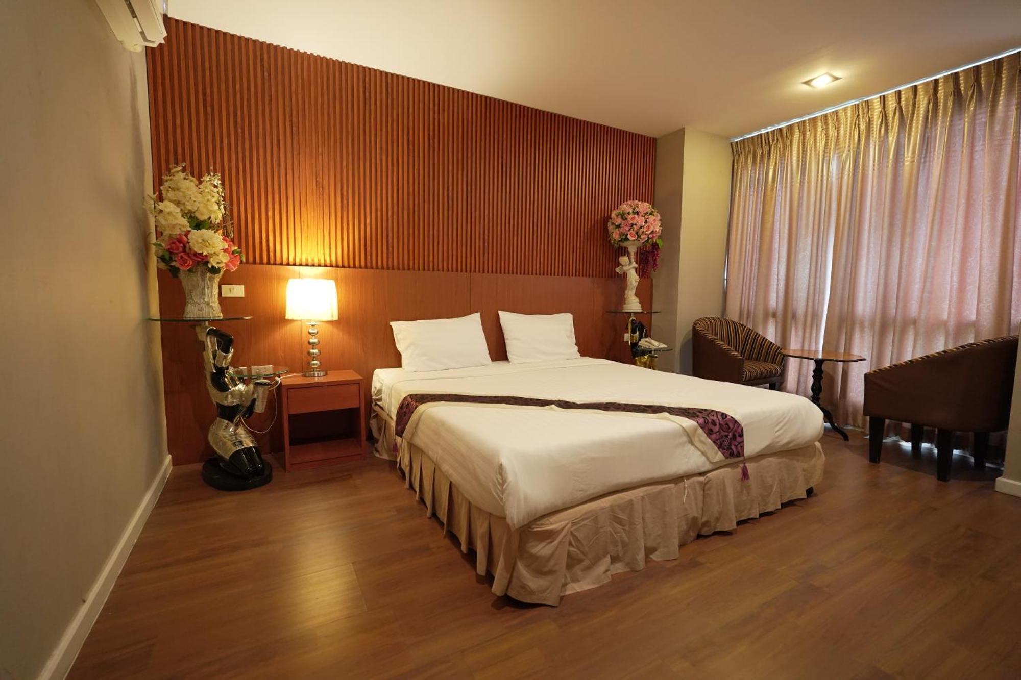 Three Seasons Bangkok Hotel Exterior photo