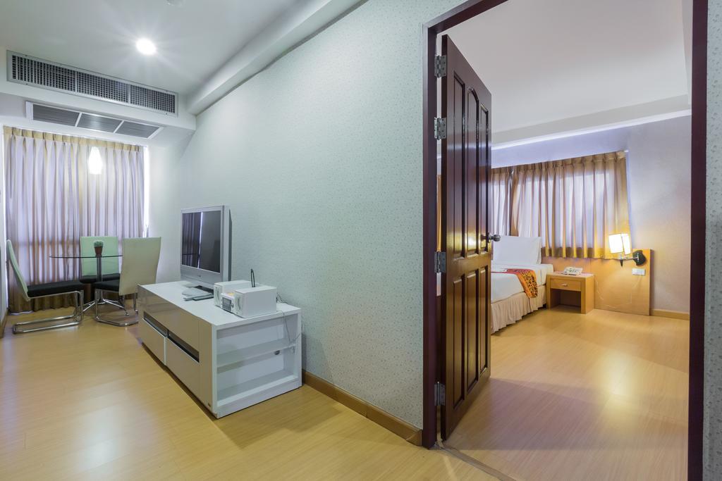 Three Seasons Bangkok Hotel Exterior photo
